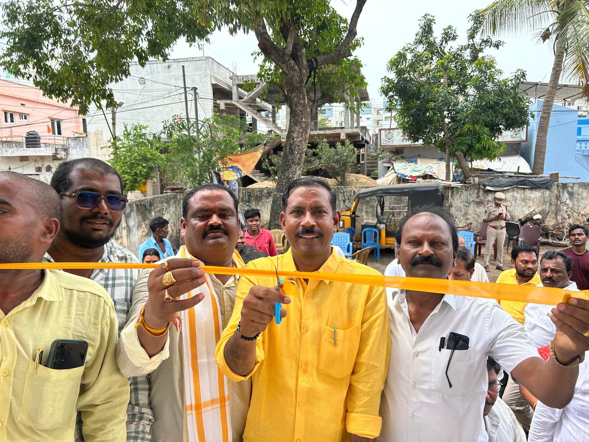 Pallasrinivas4u's tweet photo. నేడు గాజువాక నియోజకవర్గ పరిధిలోని పలు ప్రాంతాలలో జరిగిన వివిధ కార్యక్రమాలకు ఆంధ్రప్రదేశ్ రాష్ట్ర టిడిపి అ���్యక్షులు, గాజువాక శాసనసభ్యులు శ్రీ పల్లా శ్రీనివాసరావు గారు హాజరయ్యారు.

#PallaSrinivasrao  #TDPStatePresident #MLAGajuwaka 
 #Gajuwaka #Tdp https://t.co/TSArDCZ1XN