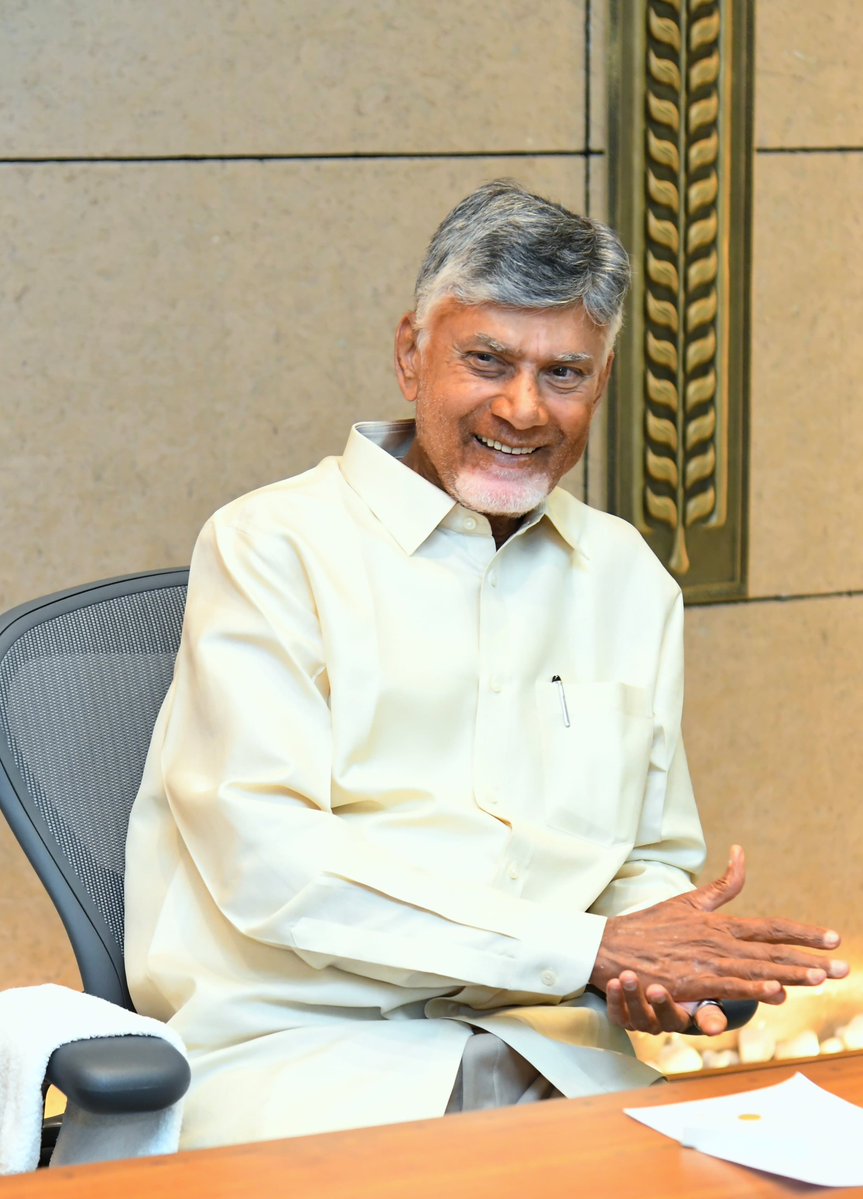 AndhraPradeshCM's tweet photo. ఈ నెల 25న జరగనున్న తుంగభద్ర ప్రాజెక్టు కొత్త గేట్ల ప్రారంభోత్సవ కార్యక్రమానికి హాజరవ్వాలని కోరుతూ గౌరవ ముఖ్యమంత్రి శ్రీ నారా చంద్రబాబు నాయుడుకు కర్నాటక రాష్ట్ర మాజీ మంత్రి ఎన్.ఎస్.బోసురాజు, ఎమ్మెల్యే బసవరాజు, ఎమ్మెల్సీ బసవన్న గౌడ నేడు ఆహ్వానపత్రిక అందించారు.
#AndhraPradesh https://t.co/PVRikrn0KC