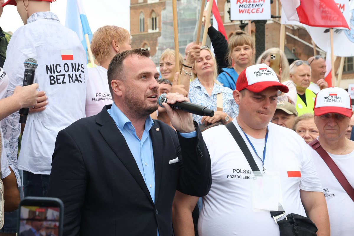 BBochenczak's tweet photo. Organizatorzy #StopSENT dokonali czegoś niemożliwego.
Zjednoczyli przedsiębiorców jak nikt od lat. A rządzący się wystraszyli.

W Krakowie byłem razem z Wami. Mimo przechodzącej burzy maszerowaliśmy dalej – nic nas nie powstrzymało.
To historyczny moment – pierwszy raz od wielu lat rząd ugiął się przed polskim biznesem. Bali się, bo fala wkurzenia rośnie lawinowo.

Ale to dopiero początek.

Czas na kolejne zwycięstwo: Masowe protesty przeciwko KSEF! Możecie na mnie liczyć. Będę z Wami tak jak byłem na proteście Stop SENT.

Czas przywrócić zasady gospodarki wolnorynkowej i uwolnić potencjał polskich przedsiębiorców!