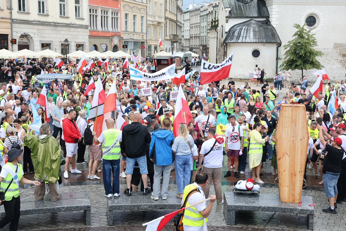 BBochenczak's tweet photo. Organizatorzy #StopSENT dokonali czegoś niemożliwego.
Zjednoczyli przedsiębiorców jak nikt od lat. A rządzący się wystraszyli.

W Krakowie byłem razem z Wami. Mimo przechodzącej burzy maszerowaliśmy dalej – nic nas nie powstrzymało.
To historyczny moment – pierwszy raz od wielu lat rząd ugiął się przed polskim biznesem. Bali się, bo fala wkurzenia rośnie lawinowo.

Ale to dopiero początek.

Czas na kolejne zwycięstwo: Masowe protesty przeciwko KSEF! Możecie na mnie liczyć. Będę z Wami tak jak byłem na proteście Stop SENT.

Czas przywrócić zasady gospodarki wolnorynkowej i uwolnić potencjał polskich przedsiębiorców!