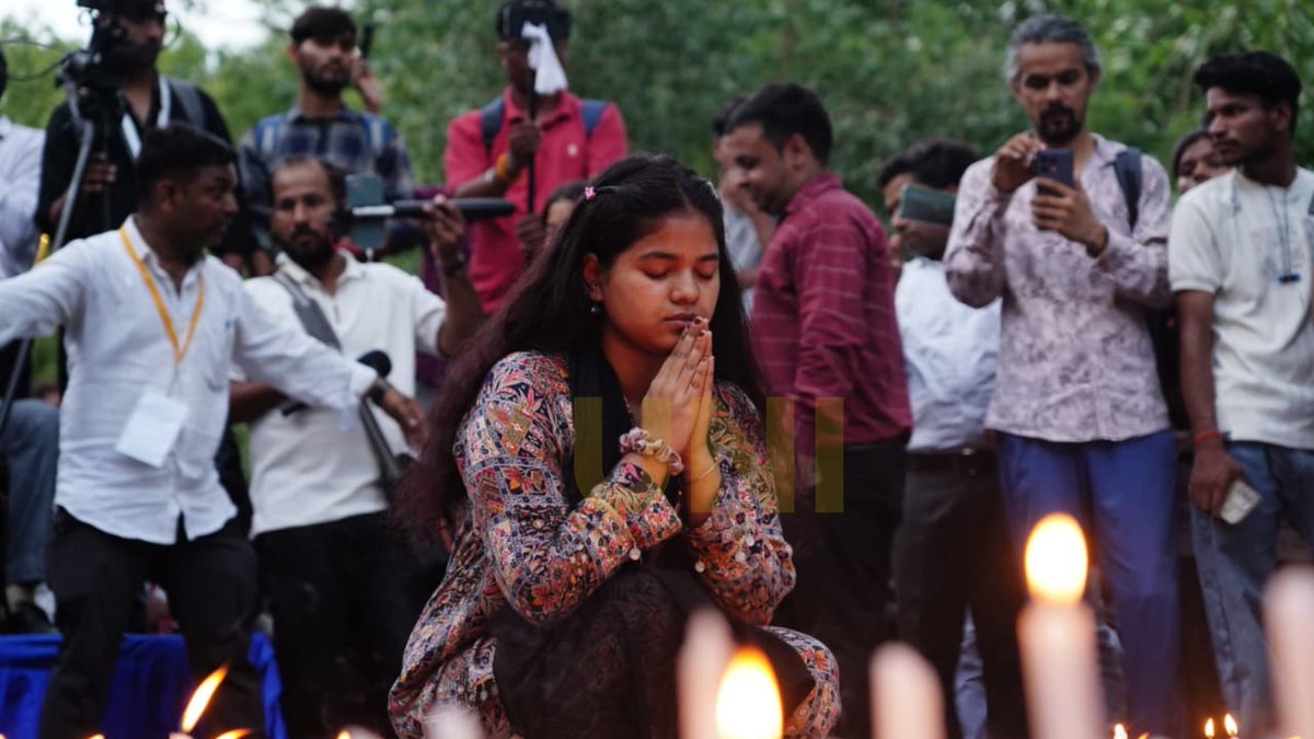 UNI_Photos's tweet photo. In Photos | Supporters of the Cockroach Janta Party (CJP) lit candles and paid tribute to the students who had taken their lives following the 2026 NEET exam leak at Jantar Mantar in Delhi on Monday (22/06).

📸: Ritik Sharma / UNI

#NEET2026 | #NEETPaperLeak | #JantarMantar |  #StudentProtest | #Delhi | #CockroachJantaParty | #UNI