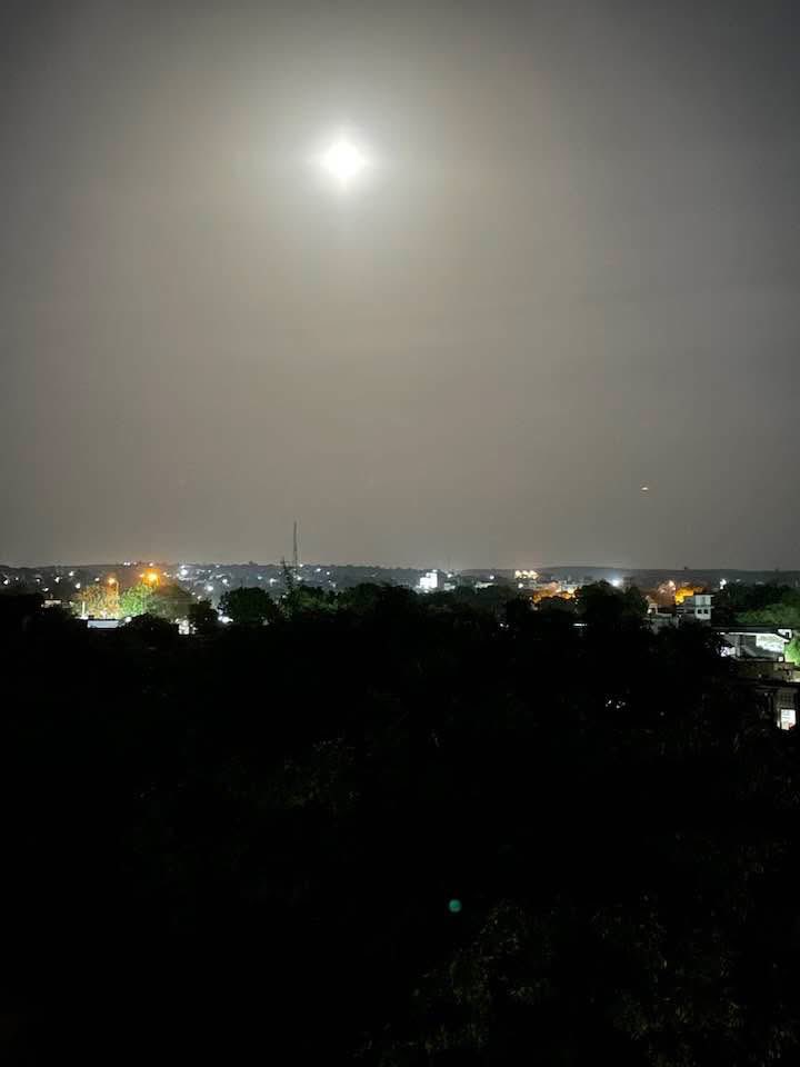 joshi2000's tweet photo. سب کی اپنی آنکھیں سب کا اپنا چاند🥰🥰 https://t.co/LyLA0pjuF9