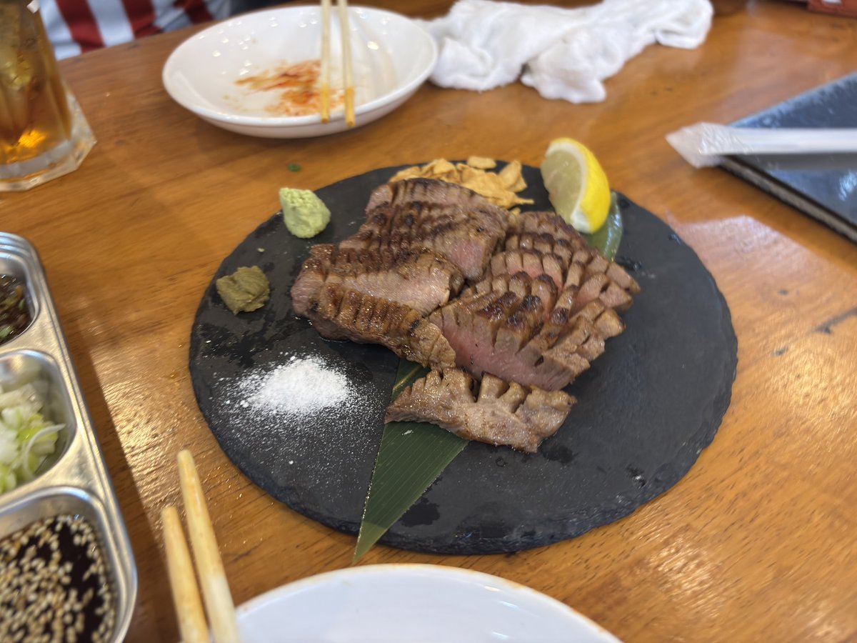 SSMI0114's tweet photo. バンコク旅行3日目その2
仕事途中でオンヌットのバリバリ亭でカンパーイ🍻
師匠と色々考えながら今日しかない！って事で😆
ホント博多の味が食べれて感動しかないよねー
バンコク来た人は是非バリバリ亭‼️
 #晩酌
 #Twitter晩酌部
 #バリバリ亭
 #オンヌット
 #3日目終了前2時間 https://t.co/nZxPV9lL91