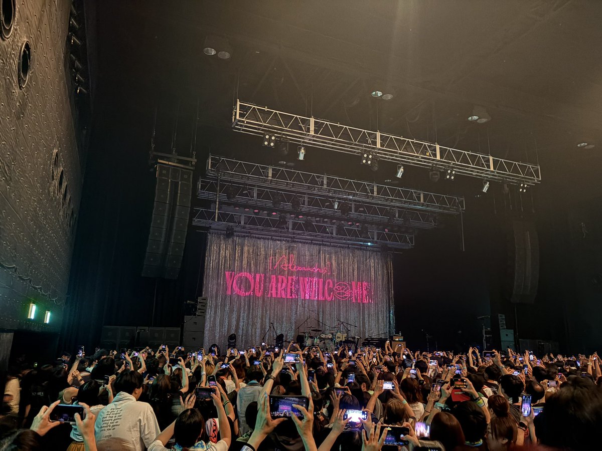 Emily74808970's tweet photo. 洋平さんBDライブ最高だったー！！

相変わらずセトリさいっこうなんだけど、なんか曲と曲の繋ぎの部分が最近少し違う雰囲気を感じる👀

ヒロさんが喋り始める時の声がイケボすぎて溶けそうだった🤭💕

てかドロスって160曲もあるんだ(⊙ﾛ⊙)
Aメロ流れれば曲名言えそうな自分怖い😇

#Alexandros https://t.co/aL0GRhxhkj