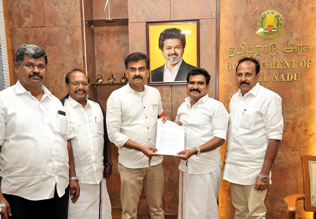 CTR_Nirmalkumar's tweet photo. மதிமுக முதன்மைச் செயலாளரும் நாடாளுமன்ற உறுப்பினருமான திரு. துரை வைகோ @duraivaikooffl அவர்கள் இன்று மரியாதை நிமித்தமாக என்னை நேரில் சந்தித்தார்.

அவரது அன்பான சந்திப்புக்கும், மனம் திறந்த கலந்துரையாடலுக்கும் எனது மனமார்ந்த நன்றிகளை தெரிவித்துக் கொள்கிறேன். மக்கள் நலன் மற்றும் தமிழ்நாட்டின் வளர்ச்சி சார்ந்த பணிகளில் இணக்கமான உறவும் நல்லெண்ணமும் தொடரட்டும்.
