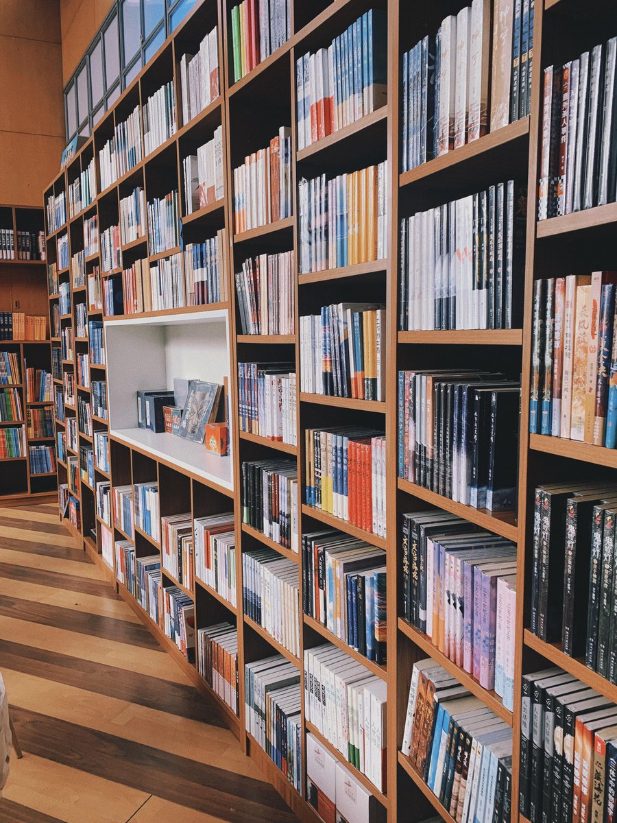 endlessCLOSEBOY's tweet photo. Got a box of old books I’ve been meaning to sort—duplicates, childhood faves, untouched novels. Clear space, new home for the stories that matter! #DeclutterVibes https://t.co/Nv7iIGSFWB