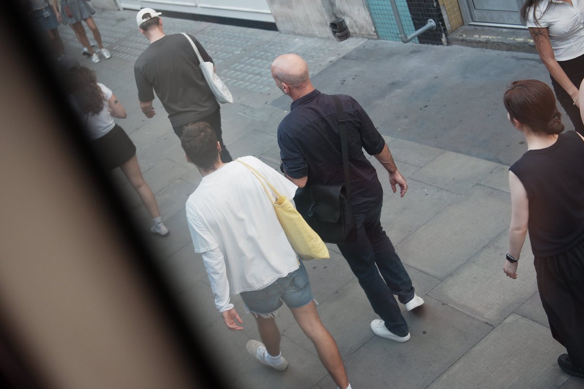 oncezu's tweet photo. spotted: we saw harry styles at baker street in london #harrystyles #bakerstreet #harrystyleslondon https://t.co/aPkkSwDfM9