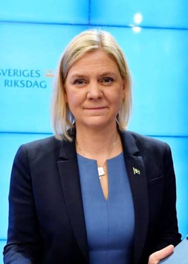 Niklas_O69's tweet photo. Hur fungerar upplägget kring Magdalena Anderssons man? 

Richard Fribergs bolag Friberg Economics AB har noll anställda. De konsulterings- och föreläsningsuppdrag han gör vinst på plockas därför inte ut som lön, utan sparas som eget kapital i bolaget.

Eftersom han redan betalar hög statlig skatt på sin professorslön vore det skattemässigt ineffektivt att ta ut mer lön från bolaget. 

Istället tas vinsten ut som kapitalinkomst (aktieutdelning). En granskning visar att detta gett hushållet 1,3 miljoner netto under en fyraårsperiod, ett skolboksexempel på laglig skatteoptimering. 
#Xclamer #såtyckerjag