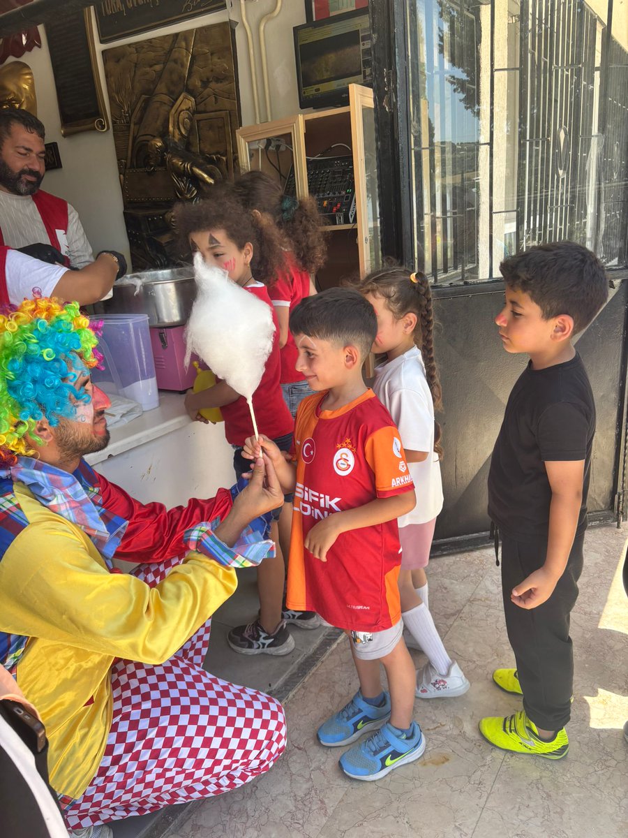 TKHataySubesi's tweet photo. 🎓 ​Hatay İl Merkezi ekiplerimiz,geleceğimizin teminatı sevgili öğrencilerimizin özel ve gururlu günlerinde yanlarında olarak,mezuniyet coşkularını paylaşıyor.​​🤡 Palyaço gösterileri,yüz boyama,müzik ve eğlence ile Pamuk şeker ve atıştırmalıklarla ​🍭 Tatlı bir dokunuş bıraktık. https://t.co/Inc4grrngn