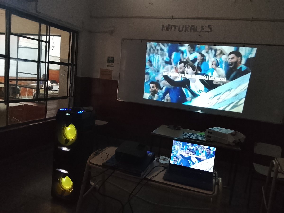 waltersanchezSI's tweet photo. En el Copernico estamos listos para ver el partido. Es literalmente un cine. Una escuela pública bien organizada (a pulmón obvio) y ordenada, como lo fue siempre. https://t.co/3QnTO2MOVR