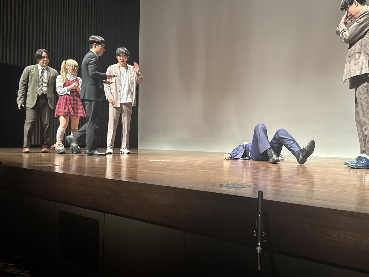 kan1arino's tweet photo. めぞん×ジャンク×ドラマ☆麺 スリーマンライブ　「破破破」
ナルちゃんが登場早々に「つまんない曲から始まりましたね」と毒を吐く。
ジャンクとメゾンのツーマンに新しい風を入れたくて、吉野がドラマ☆麺を選定。「劇薬みたいな女の子」とナルちゃんを揶揄する。1年ほど前のライブで一緒になったナルちゃんに、めぞんのFAを見せられ、ヤバいことも言われるので近くに置いておく判断とのこと。
ナルちゃん「めぞんとイチゴは性的消費されている」と問題提起。めぞんがM-1敗退で心中する音MAD、白黒の世界に住んでいる原の手を、吉野が握ると彩る音MADを観まくったナルちゃん、現場では実際に手を繋がないことを不思議がる。
ジャンクが面白がって、その手を握るシーンを再現させる。これがまだオープニングMCで、「このあと60分エチュードやるぞ」と吉野が反抗しつつも、やや暗転した舞台で再現、会場が湧く。
「FAや音MADを作れば作るほど、実写ができる（舞台で再現する）」や「今日の撮影した写真は資料で」と次回も期待できる。

「めぞんとイチゴが好きな人は、ダンガンロンパと、もこうが好きですよ」とナルちゃんの名言が生まれてようやく本編へ。
--
ドラマ☆麺、ジャンク、めぞんで2本ずつネタを披露。
ドラマ☆麺、この前のネモフィラブルーのネタでめちゃめちゃウケてた。男の三脚。
2本め、38マイクが撤収されてたせいで、舞台袖で苦笑いしてたナルちゃん、出囃子の「バレンタイン・キッス」がほぼほぼフルで聞けてしまった。ネタは丁寧な暮らし。なんか細かにバージョンアップしてた。
--
フリートーク。
今年のM-1の放送に抜かれるよう、どうするかで「舞台袖で厳しい顔する」対策から、ナルちゃんの去年のM-1の話へ。舞台袖で大声でネタ合わせして怒られた話、スタッフにいじられた話など。原は真面目なことをいったのに放送に使われなかった話。
どうやったら抜かれるかで、去年の無尽蔵・野尻のように名言を狙うパターンか、しょせが意外性で「こわいですよ」と言えば抜かれるかもと。
ナルちゃん「M-1を最短で優勝して、音楽をすべて大森靖子にする」と野望を語り、「それだとメンヘラ1グランプリになる」とジャンク山下。
ナルちゃん、The Wにも言及し演者と会場から絶賛される。（内容は自粛）
ナユタとのライブで包帯ぐるぐるまきになった吉野を攻める。「女に媚びて感動した。ライチ☆光クラブのようだ」と吉野も知らない漫画に例えられ、会場の一部が爆笑。
ここからナルちゃんのエンジンがさらにかかる。
「ホリコシはつまらない」「ホリコシがM!LKを本気で踊ることを、おのはらが呆れてる」「チケットもないのに手売りを始めてるホリコシ」など、ホリコシdisを連発。
M!LKの話から「ナルちゃん、きんぐらーっていう歌い手知ってる？」と吉野のフリから、これまでの盛り上がりをさらに上回る時間に。「白黒の世界で待っててください」とオープニングの回収から、圏外で再生できなかったくだりから、電波がつながりオートチューンの歌声が会場に流れる。
ナルちゃん「中学から歌い手が好きだった、顔出ししたときに、『まぁ意地で推しとくか』　くらいの顔してます、ギリ我慢ができる顔」と原を褒める（？）。
「ひらがなできんぐらー、最後にまる（。）ついてないですよね？」のナルちゃんのふりに「だれが『もさお。』だよ」と原でトークは終了。
各告知をしているなか、きんぐらーの歌声が流れてきて、原が発狂に、ナルちゃんが「耳が孕む」の名言をいただき終了。
--
今日のライブは面白すぎて死んだ。（めっちゃメモ書き起こしなので間違っていそうだけど勢いで。）