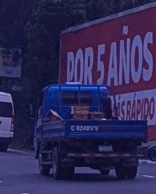 alegogua's tweet photo. @amilcarmontejo @EmetraGT  este camión acaba de botar toda su carga de madera que NO llevaba asegurada casi provoca un accidente en próceres. derraparon 2 trailers . Gracias a Dios no paso a más . Más control con estos irresponsables ya basta de no tener normas viales https://t.co/U3KIn0RF1V