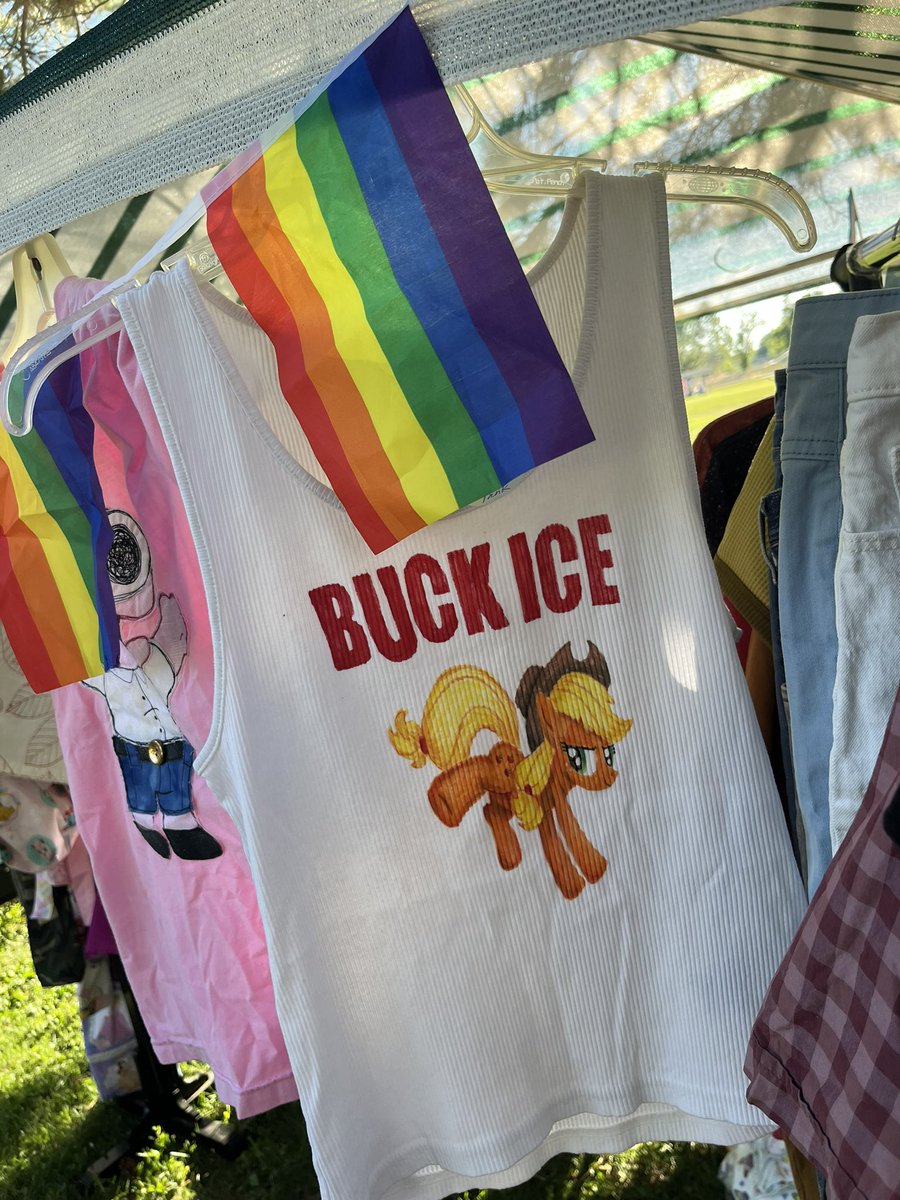 EnriqueLimon's tweet photo. Another June weekend, another Pride event in and around SLC. This time, it was ‘Pride Without Cops’ held yesterday at the west side’s Cottonwood Park #slcpride #utpride https://t.co/GFQPtfEuWH