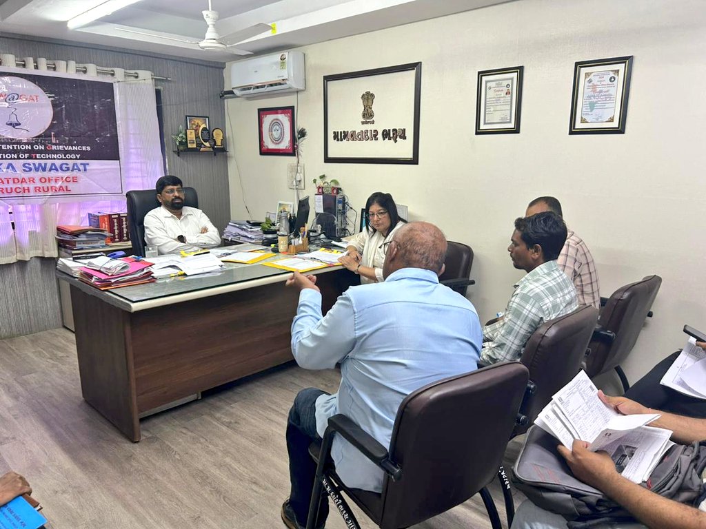 CollectorBharch's tweet photo. આજ રોજ મામલતદાર કચેરી ભરૂચ (ગ્રામ્ય)ખાતે યોજાયેલ તાલુકા સ્વાગત કાર્યક્રમમાં અરજદારશ્રીઓને રૂબરૂ સાંભળી, અરજદારશ્રીની અરજીનો ઝડપી નિકાલ કરવા માટે સંબધિત અધિકારીશ્રીઓને સૂચના આપવામાં આવી 
@CMOGuj @InfoGujarat @revenuegujarat https://t.co/2nwXaVxLAp