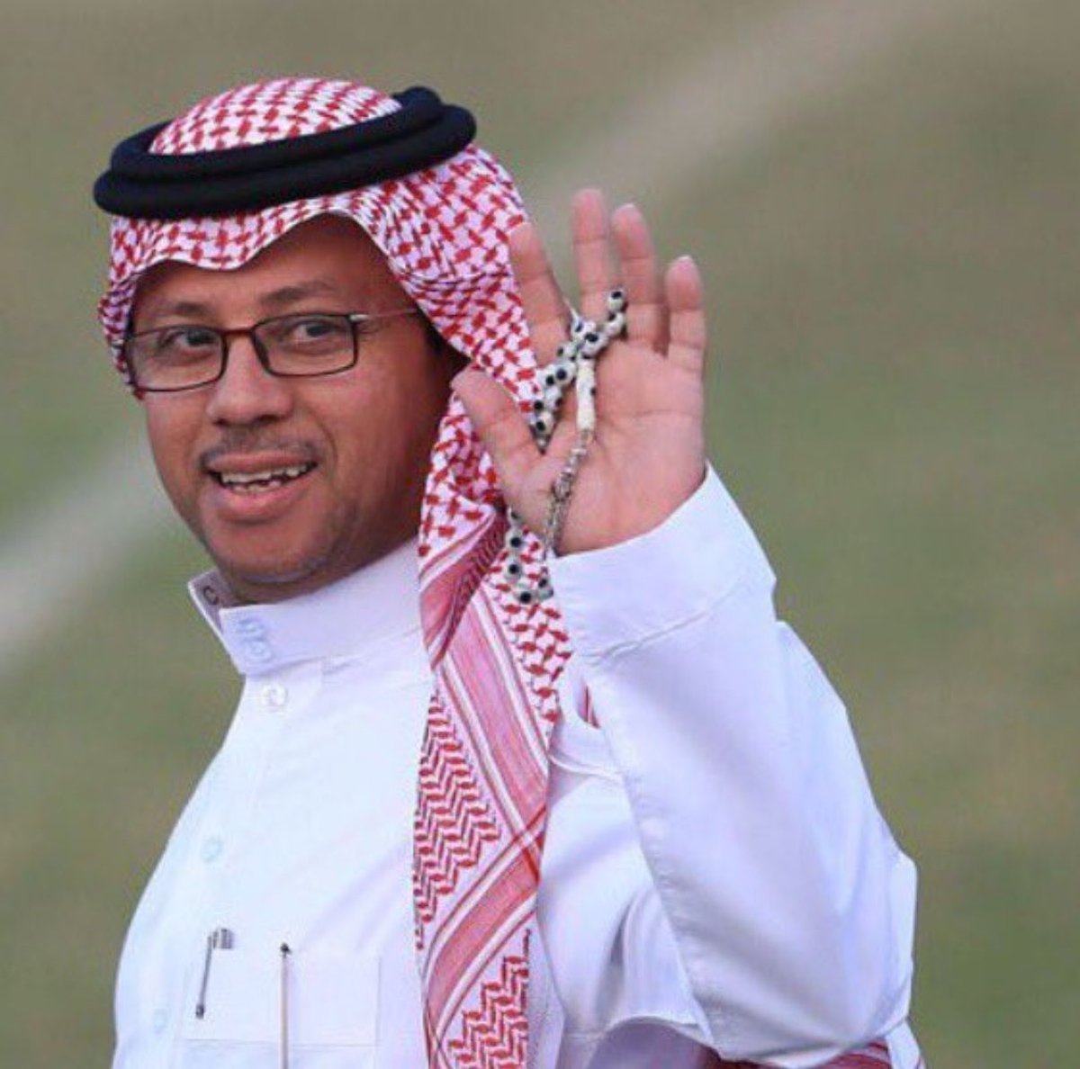 khdier3500's tweet photo. إلى أهلنا في #الهفوف و #الأحساء ..
عندما ياتي الحديث عن رياضة ( الحسا ) يبرز إسم نادي #هجر كأحد أركانات الرياضة الأحسائية..
هجر التاريخ الكبير الذي قدم للمنطقة جزءً مما تستحق ..
اليوم كونه يترك بلا مرشحين لرئاسة النادي يبدو لي أن ذلك غريباً .. فمحبوه كُثر و رجالاته أكثر ورجال الأعمال البارزين في المحافظة بالمئات.
لماذا الإحجام عن الترشح وبخاصة من الأستاذ عبداللطيف الملحم الذي تعشمت الجماهير الهجراوية بقيادته لناديها وهو إبن لعائلة عريقة عُرفت بحبها لهجر ولكونه رجلاً ناجحاً في أعماله ويسهل عليه بمشيئة الله إدارة النادي.
خلال 10 سنوات كافح الأستاذ حمد العريفي وحيداً إلا من دعم بعض المحبين ، لم يترك النادي ، نعم كان لدى إدارته بعض الإخفاقات لكن لديه عطاءات في كافة الألعاب أكثر من الإخفاقات .
كنت أسمع عندما كان ( حمد ) رئيساً في بعض الأوقات أنه يجب أن يذهب .. ذهب الرجل الآن فأين أنتم ؟ ! 
شكراً ( أبو عبدالله أخوي حمد ) لك ولكافة زملاءك في المجلس وفي النادي على سنوات عمل مضنية أنهكت صحتك ومالك والشكر موصول لكل إدارة سبقتك بالعمل في شيخ أندية الاحساء وقدمت له جهدها ومالها ووقتها ، والدور حالياً على أهالي الأحساء للتقدم لرئاسة ناديهم استمرارا لمن سبقهم.
كتبت ذلك من منطلق محبة وتقدير لأحد أندية الدرجة الأولى البارزة وعرفاناً برفقت وصداقة رجال أوفياء في الأحساء أتشرف بهم وبمعرفتهم.
والله من وراء القصد..