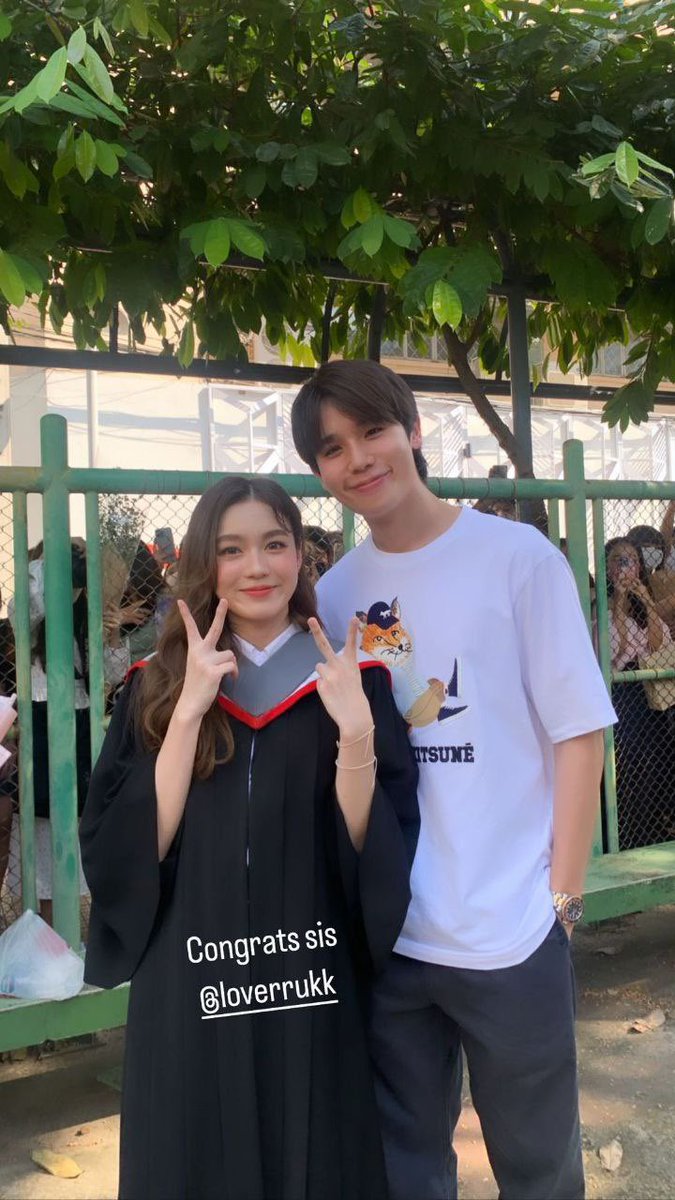 bbaiporr1's tweet photo. แล้วดูไซส์ดิฟดิ้waaaa พี่จิมไม่ค่อยไปงานรับปริญญาใครเลยน๊าาาา เอาจริงๆๆ🫠 https://t.co/5UNs9NLFPW