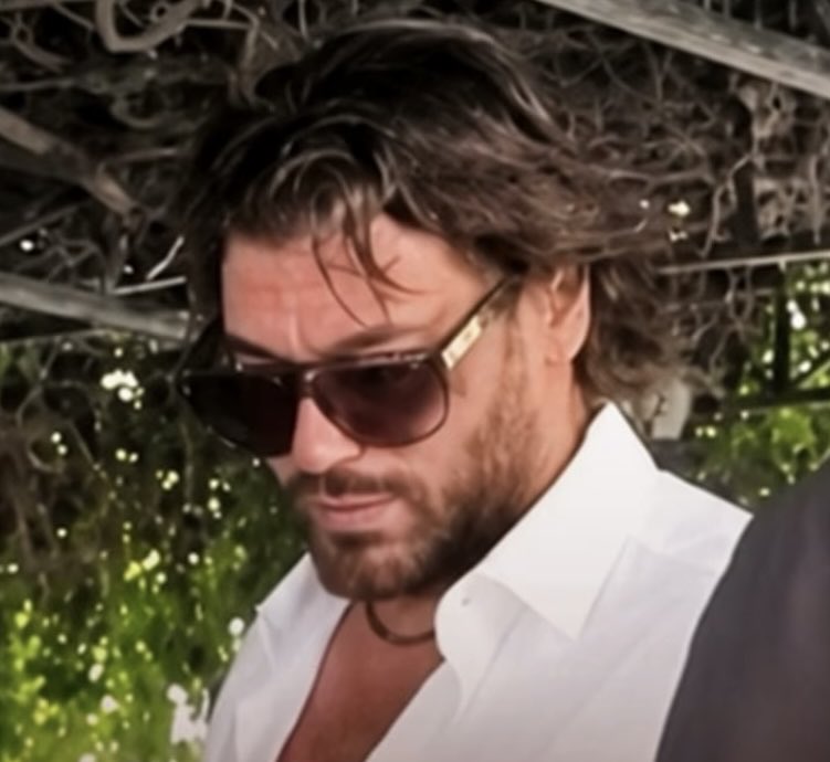Nunzia83597019's tweet photo. Igs @labotte_taormina

Non passa mai inosservato né indifferente, sempre amato 🤩👏🏻
Riempie l’aria di magia 🔥

#CanYaman 🤍💫 https://t.co/LTyptBUpBc