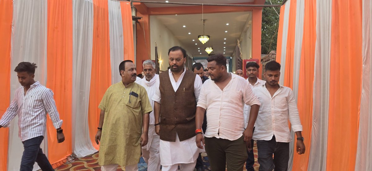 opsinghofficial's tweet photo. जमानियां विधानसभा अंतर्गत चकमेदनी नंबर-2 निवासी समाजवादी पार्टी के सेक्टर प्रभारी सोनू यादव जी के बहन के शादी समारोह में शामिल होकर शुभकामनाएं प्रेषित किया, एवं राघोपुर गांव निवासी स्वर्गीय कन्हैया मास्टर साहब जी के निधन की सूचना पर उनके घर पहुंच कर अपनी शोक संवेदना व्यक्त किया। https://t.co/6a4RJn5u4p
