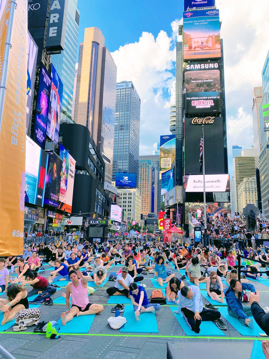 ywny's tweet photo. ニューヨーク夏至の風物詩、 Times Square Yoga Day 🧘‍♂️ 今年も行ってきた。

シナトラじゃないけど、If I can make it there I'll make it anywhere と言いたくなるくらい、真面目な話、ここで集中できるならどこでも集中できると思う。

朝7時半から夜8時半まで一日中無料の野外クラス。毎年大人気。 https://t.co/lclj0ZX3cj