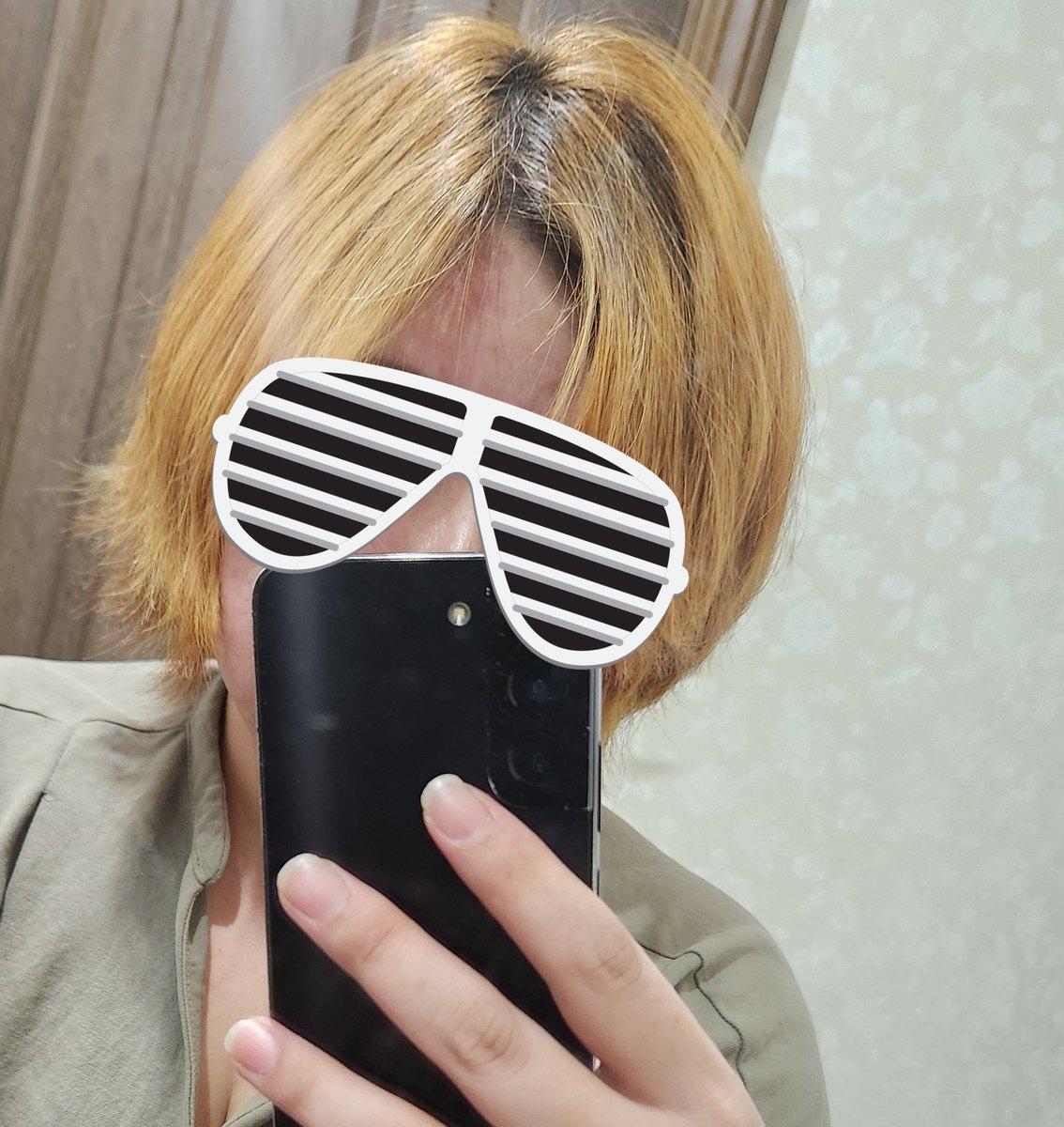 ranran723's tweet photo. 髪の毛を染めたよ…
パーリーアッシュ…グレーな感じ、なんならちょっと青っぽいかなって思ったんだよ…
3枚目元色→4枚目完成色
撮影場所は同じ
パーリーアッシュ…
グレー感は皆無
なんならカーキっぽくない？
みどりやん
塗布から3時間放置したのがいけなかったのか？？ https://t.co/XX5XgoTDIA