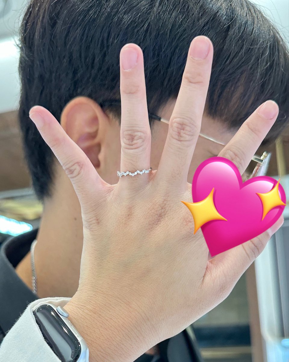 Happy__p4742's tweet photo. ข้อความแรกที่แฟนทักมาจีบ คือตอนนั้นลงสตอรี่อกหักเพิ่งจะเป็นโสดได้ไม่นาน 555ตอนนั้นกะว่าจะคุยเล่นๆเฉย เพิ่งนี่เพิ่งโดนทิ้งมาคุยประมาณ 1 อาทิต มาเจอกัน แล้วก็เดทกันตอนนั้นชั้นระบายความในใจที่โดนที่ให้ผช อีกคนฟัง จู่ๆนางก็พูดว่า พี่ขอดูแลหนูแทนเขาได้ไหม ?🥹 นี่ก็ตอบตกลงไปเลย5555
แล้วเราก็มาเจอกัน อาทิตล่ะครั้ง เจอกันครั้งที่2 เดินเล่นในห้าง ผ่านร้านแหวนพอดีนางเลยแวะ นางบอกเอาไหม?พี่ซื้อให้เป็นของขวัญ พี่ของจองไว้ ตอนแรกที่มาเจอพี่ไม่มีของขวัญให้เลยตอนนั้นเริ่มมีปัญหากับพี่สาวแล้ว ตั้งแต่เด็กจนโต เราค่อนข้างจะโดนดูถูก เหยียบย่ำตลอด พยายามปล่อยไป จนกระทั่งเราเริ่มมีเเฟน  เราก็ไปเดทปกติ กลับมาพี่เขยมาเรียกไปคุย ตักเตือนให้ระวังผช แล้วก็ฟ้องแม่เรา แล้วคำๆนี้หลุดออกมาจากปากได้ไง ไปเจอกันบ่อยขนาดนี้ ได้กันกี่ครั้งแล้วล่ะ ได้ป้องกันไหม? แล้วตอนนั้นพูดต่อหน้าพ่อแม่ แล้วเรารู้สึกว่าลำเส้นเกินไปแล้วนี่ก็พยายามไม่โต้ตอบ แล้วเหมือนพส เรากับพี่เขย ลำเส้นเกินไป ซึ่งตอนนั้นเราก็มีวุฒิภาวะแยกแยะได้ซึ่งเราเข้าใจว่าเป็นห่วง แต่ชั้นก็อยากใช้ชีวิตตามใจตัวเอง แล้วพ่อแม่ไม่ได้ว่าอะไรนะ  แล้วพออาทิตย์ที่สาม เราก็มาเจอแฟนแบบปกติ จู่ๆแม่ก็โทรมาว่าอยู่กับพี่เขาหรอ นี่ก็เลยให้คุยแฟน แล้วแฟนพูดกับแม่ว่าเดียวจะดูแลเรา จะปกป้องเรา แล้วแฟนนมาส่ง แต่นางยังไม่กลับนางบอกว่าถ้ามีปันหาอะไรโทรเรียกพี่น่ะเดี๋ยวพี่จะขึ้นไปรับหนูเอง แล้วเราถึงห้องคือเราโดนด่า ชั้นโดนรุม ด่าแบบเสียๆหายๆ แล้วยังไล่เราเก็บเสื้อผ้าไปอยู่กับแฟนเลย โดนว่าขนาดนี้เราเลยโทรคุยกับแม่ แม่โอเคเคารพการตัดสินใจของ เราก็ย้ายไปอยู่ด้วยกัน ซึ่งตอนนั้นเหมือนมีปัญหาเข้ามาพร้อมกันทีเดียวแบบตุ้มมเดียวเลย นี่ยังนึกไม่ออกเลยถ้าเราไม่มีแฟน วันนั้นเราโดนไล่กลางแล้วฉันจะไปอยู่ไหน แล้วซึ่งอยู่ต่างประเทศอ่ะ ญาติก็มีเเค่พี่สาว วันนั้นเหมือนโดนพายุถล่ม เสียความรู้สึกมาก หลังจากมาอยู่กับแฟน ฉันก็ยังได้ยินว่าเดี๋ยวก็เลิกกัน อีกไม่นาน ดูถูกความรักของเรากับแฟนมาก ซึ่งตอนนั้นเราตัดขาดจากโซเซียลเลย ไม่อยากรับรู้อะไรทั้งนั้น กว่าเข็มแข็งก็นานพอสมควร
แฟนเราคือเขาดูแลเราดีเหมือนกับที่เขาพุดกับเเม่ทุกอย่าง เสมอต้นเสมอปลายตลอด ไม่มีเรื่องผญ ให้กวนใจ เราสามารถกินอิ่มนอนหลับได้อย่างดีแบบไม่ต้องค่อยๅระเเวงว่าแฟนจะเเอบคุยกับคนอื่นไหม เราแทบจะไม่เรียกร้องอะไรเลย แต่แฟนคือเขาทำให้ทุกอย่างในสิ่งที่คนเก่าไม่เคยทำให้ (นี่สินะเขาว่ากันว่าแฟนทีดี คือเเฟนใหม่) เหมือนเราได้รับความรักจากแฟนเเบบมันเต็มมันมีความสุขไปแล้ว เราเป็นคนขี้กลัว กลัวจะทำไม่ได้ กลัวจะทำได้ไม่ดี แต่แฟนพูดว่า ไม่มีใครเก่งมาแต่เกิด หนูลองทำดู ไม่เก่งก็หัดไปเรื่อยๆไม่เปนไรนะ เหมือนแฟนสอนเราทุกอย่าง สอน นี่ก็สามารถลบคำพูดดูถูกจากกลุ่มคนนึงได้แล้ว เลยอยากขอบคุณแฟนมากๆที่ดูแลเป็นอย่างดีเสมอต้นเสมอปลายตลอดไม่เคยทำหน้าแฟนตกบกพร่องเลยสักอย่าง นี่ก็อาจจะเป็นการที่อยากอวด (ขอบคุณเขาที่ทำให้เราโตขึ้น แล้วคิดอะไรได้หลายอย่างเลยแหละ อยากบอกทุกคนว่า อย่าทนกับอะไรที่มันบั่นทอนจิตใจ ไม่ดีก็แค่่หาใหม่ ชีวิตคือการเรียนรู้  ขอให้ทุกคนที่เห็นโพสต์นี้เจอความรักดีๆนะคะ ขอบคุณที่อ่านจนจบ🙇🏻‍♀️🫶🏻
 ถึงตาทุกคนมาแชร์กันได้แล้วนะ🫶🏻😻