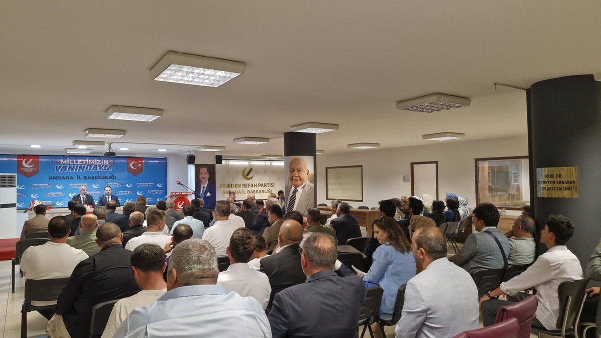 rprefahankara's tweet photo. Ankara İl Başkanlığı’mızda Bayrak Değişimi

Milli Görüş davamıza yıllardır sadakatle hizmet eden İl Başkanımız Mustafa Yanılmaz, 4. Olağan Ankara İl Kongremizde aday olmama kararı almış; Genel Başkanımız Dr. Fatih Erbakan’ın tensip ve takdirleriyle görevini Melih Güner Başkanımıza devretmiştir.

Görevler gelip geçici, dâvâ ise bâkidir. Bugüne kadar Ankara teşkilatımızın büyümesi ve güçlenmesi için büyük bir gayret ortaya koyan Mustafa Yanılmaz Başkanımıza teşekkür ediyor; bu kutlu emaneti devralan Melih Güner Başkanımıza muvaffakiyetler diliyoruz.

Milli Görüş’ün adil düzen ve yaşanabilir Türkiye idealini Ankara’da daha ileri taşımak için aynı inanç, aynı azim ve aynı dava şuuru ile çalışmalarımıza devam edeceğiz.

Cenâb-ı Allah, birlik ve beraberliğimizi daim eylesin. Bu bayrak değişimini teşkilatımız ve milletimiz için hayırlara vesile kılsın.

İş Başa Düştü!