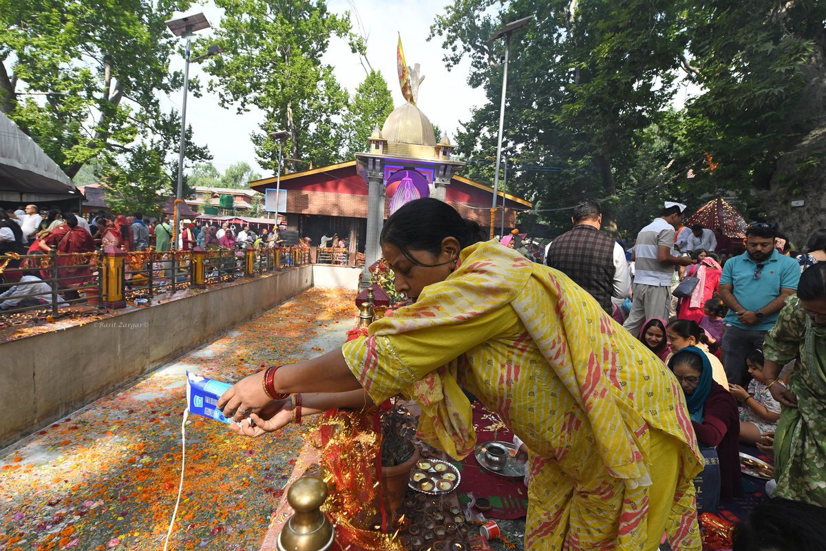 paswal_mumtaz's tweet photo. Thousands of Kashmir Pandits participated in the annual Kheer Bhawani Mela at Tullamulla in Ganderbal district https://t.co/Cp0Zt84L2d