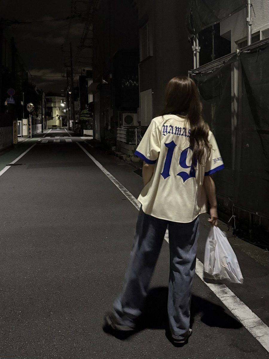 Cm03_bbb's tweet photo. B☆Memoriesユニフォーム🧢！
ハマスタへ行けなかったので深夜のコンビニ帰りに🙏笑 襟付きのクラシカルなデザインがかっちりな着こなしもラフなスタイルどっちもいけて可愛くて好きです🤟♡
 #BMemoriesキャンペーン https://t.co/ItUginD8MT
