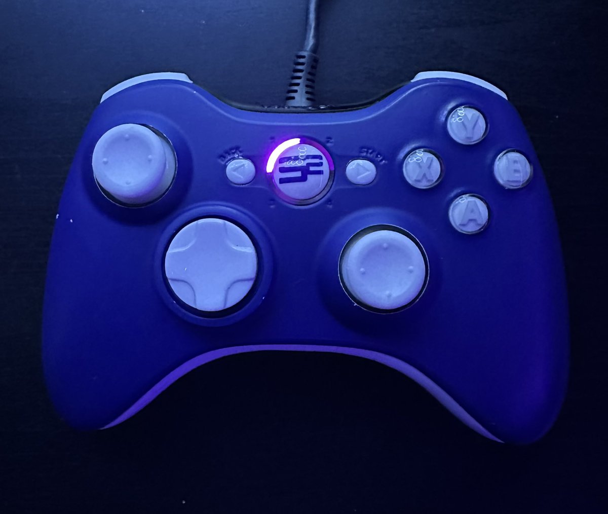 Ayseh_'s tweet photo. Collecting these xbox 360 team scufs sure has been a blast. It’s always fun restoring a piece of history and remembering the time period associated with it. With that being said I’m still looking for a couple more so if you have any and want to sell let me know 👌🏼 https://t.co/zMgBwuPEQE