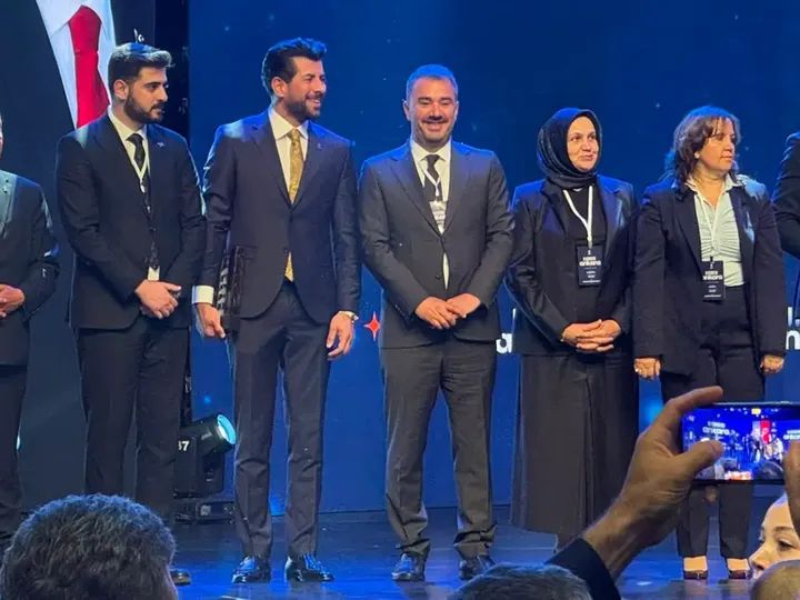 akpursaklarka06's tweet photo. Cumhurbaşkanımız Sn. Recep Tayyip Erdoğan,Ankara İl Danışma Meclisi Toplantısı’nda İlçe Başkanımız Sn. İbrahim Kopan’a  plaket takdim ederek teşkilatımızın azim ve başarıyla yürüttüğü çalışmalarını onurlandırdı. Emeği geçen tüm teşkilat mensuplarımıza gönülden teşekkür ediyoruz https://t.co/UWTrlmidMc