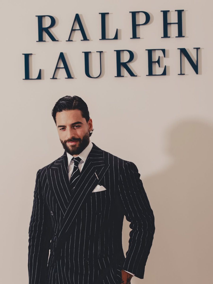 RevistaEliteqr's tweet photo. Maluma volvió a demostrar que el estilo también es una forma de liderazgo.✨
Su impecable aparición en el desfile de Ralph Lauren en Milán lo posicionó entre los hombres mejor vestidos del evento.🕶️
#Milán #ModaMasculina #LuxuryLifestyle #FashionIcon
https://t.co/s3BwgKtvXS https://t.co/nqceJLjw2c