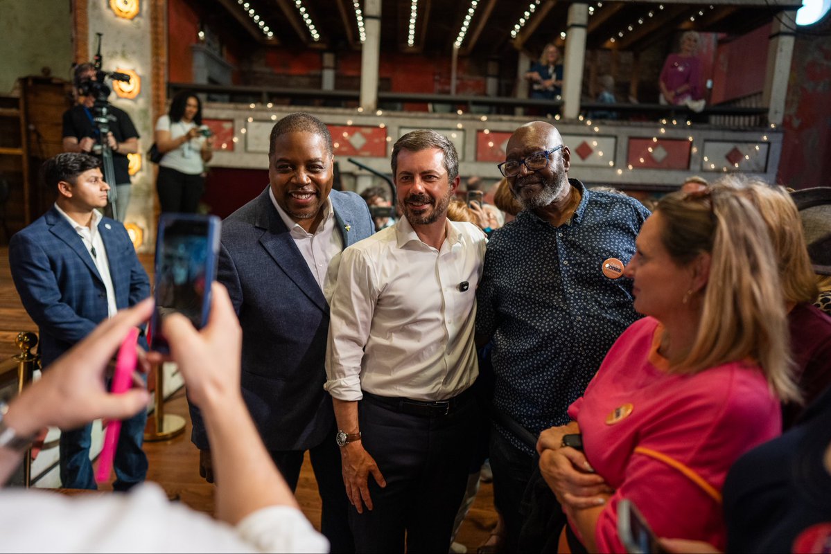 PeteButtigieg's tweet photo. I was proud to join @JonesForAR in Little Rock to send a message that there is no such thing as a permanently red state, especially when so many people are seeking leaders who will improve everyday life and make Washington more accountable. Let’s get to work to flip this seat and send a rocket scientist to Congress.