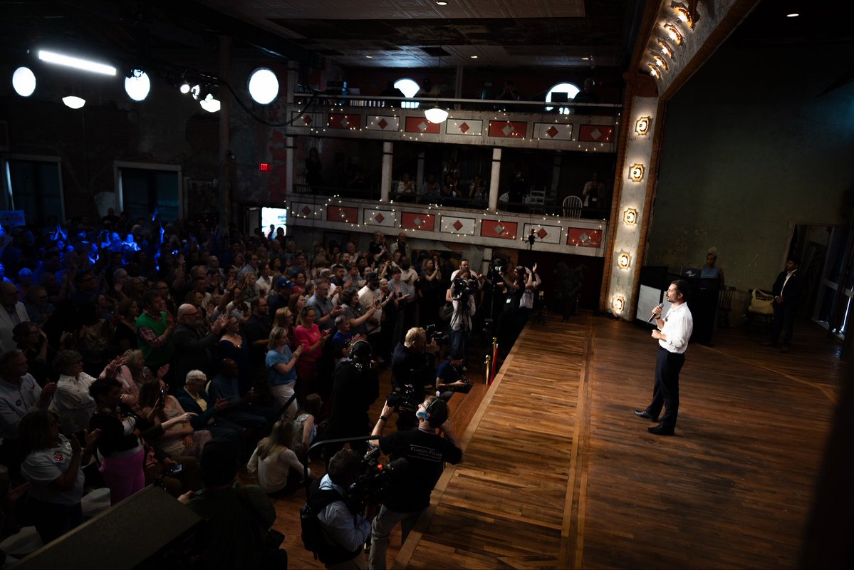 PeteButtigieg's tweet photo. I was proud to join @JonesForAR in Little Rock to send a message that there is no such thing as a permanently red state, especially when so many people are seeking leaders who will improve everyday life and make Washington more accountable. Let’s get to work to flip this seat and send a rocket scientist to Congress.
