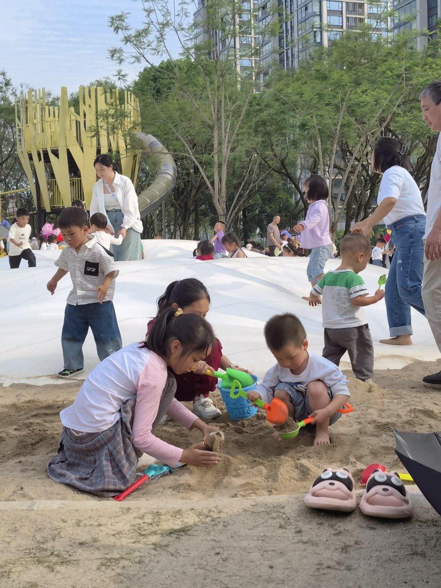 PatalahViktoria's tweet photo. [Come join our community’s weekend clean-up! We’ll meet at Central Park at 9 AM this Sat—bring gloves, a buddy, and let’s spruce up our neighborhood together! Free snacks and small gifts for all volunteers!]， https://t.co/uO0f6qh22c