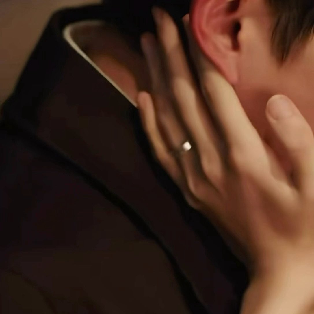 warmhaneull's tweet photo. มือน้องถงอันตรายต่อใจคนเห็นมากกกก ก็ไม่แปลกที่คนพี่เขาจะชอบ 🫣
#Doublehelix #Aydensng #Lyusiton #aylio https://t.co/Beu3fhdkWR