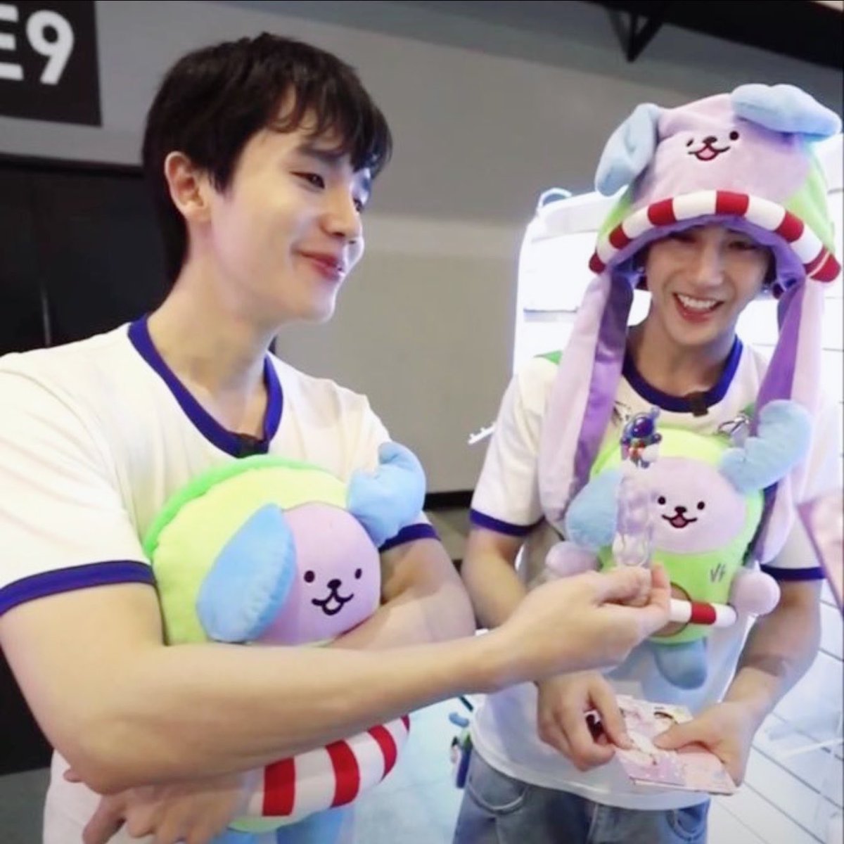 crmyrosy's tweet photo. เฮียจิมตัวใหญ่กว่าซีเยอะ 🥺 https://t.co/XJ0SusF9jn