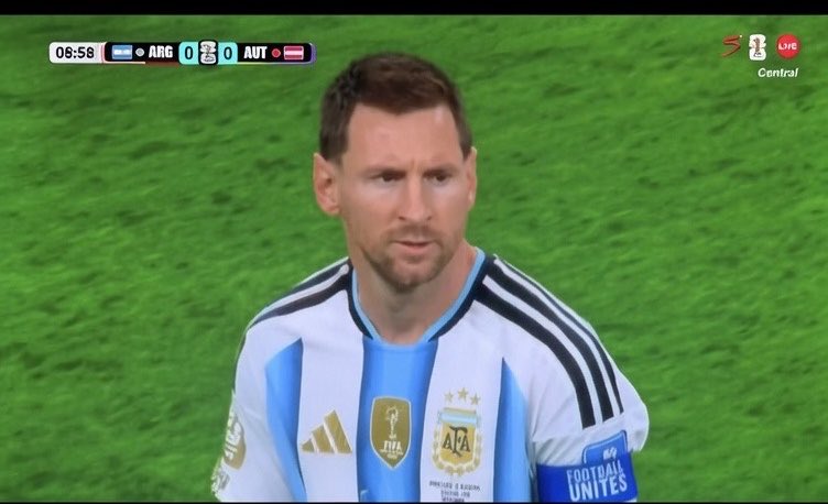 Chiefhassa10463's tweet photo. Messi misses the penalty❌

Commentators; He's human🙂‍↔️ https://t.co/BDMw6H10Kx