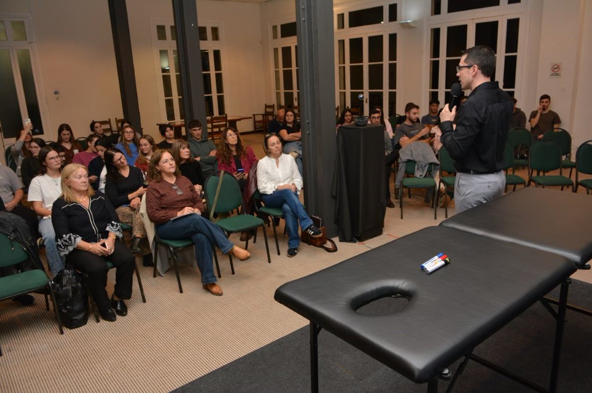 FCAUDE's tweet photo. 🏥🇧🇷 UDE Colonia realizó un destacado taller internacional de rehabilitación deportiva junto al Prof. Dr. Julio Zago. Un nuevo hito impulsado por la Lic. Mónica Valcada y Gustavo Abuchalja para fortalecer la formación en Colonia y Uruguay.

#UDEColonia #Fisioterapia #UDE https://t.co/JVtkWbM1cn