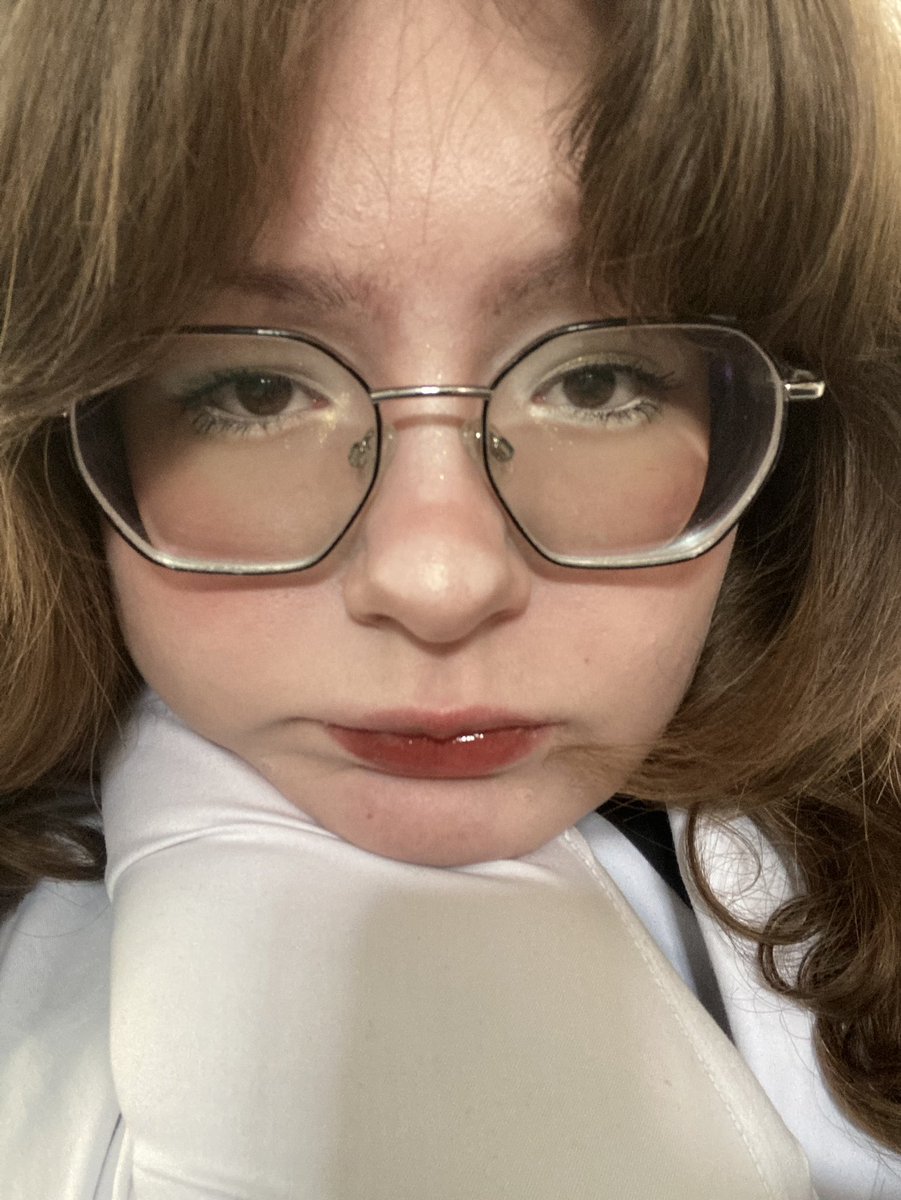 p9ghi's tweet photo. здравствуйте я все таки решилась на фейс ривил только это фотки с весны и из изменений у меня щас мефчелка а еще я не умею контурировать нос и ваще я мейкапцел🧍🏼‍♀️ https://t.co/y1qzBppvCR