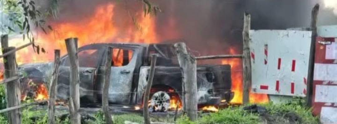 5toPoderSM's tweet photo. ALLANAMIENTO MAL PLANIFICADO PARA CAPTURAR A NARCOTRAFICANTE TERMINA CON RETENCION DE FISCALES Y QUEMA DE VEHÍCULOS 

#INFORMACION CLASIFICADA 

La orden de captura está girada en contra del narcotraficante y exalcalde de La Gomera Escuintla Francisco Blanco Montepeque alias Paco Blanco. 

El MP y la PNC, fueron a El Paredón Sipacate Escuintla, pero al llegar los vecinos obstruyeron los operativos y los guardaespaldas y narcotraficantes que se encuentran en el lugar incluidos dos alcaldes quemaron todos los vehículos que llegaron y retuvieron a los elementos donde posiblemente estaban dos agentes de la DEA. 

Minutos después dejan libres a todos, sacan corriendo a la autoridad y se fugan dejando todo en llamas.   

CONTINUARÁ…