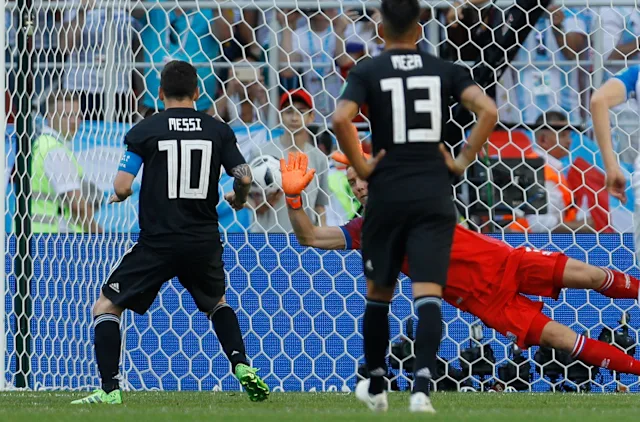 MatteoDG93's tweet photo. Lionel Messi diventa il primo giocatore della storia dei Mondiali a sbagliare tre rigori

2018 - 🇦🇷Argentina-Islanda🇮🇸
2022 - 🇦🇷Argentina-Polonia🇵🇱
2026 - 🇦🇷Argentina-Austria🇦🇹 https://t.co/sM6rtMwKOn