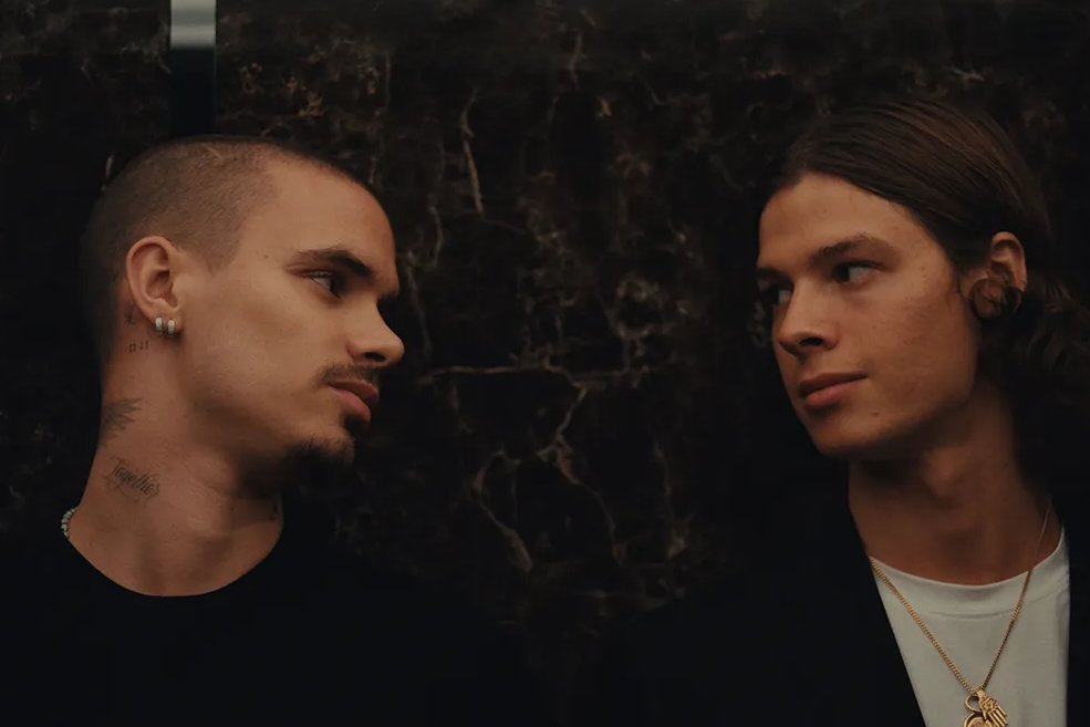CINEMA505's tweet photo. Primeira imagem de 'Forty Love', romance gay no mundo do tênis estrelado por Paul Kircher e Romeo Beckham.

A trama acompanha um prodígio do tênis cujo mundo vira de cabeça para baixo quando um rival carismático entra em sua vida.

(https://t.co/xC28r9WztZ) https://t.co/MenEyYmwtU