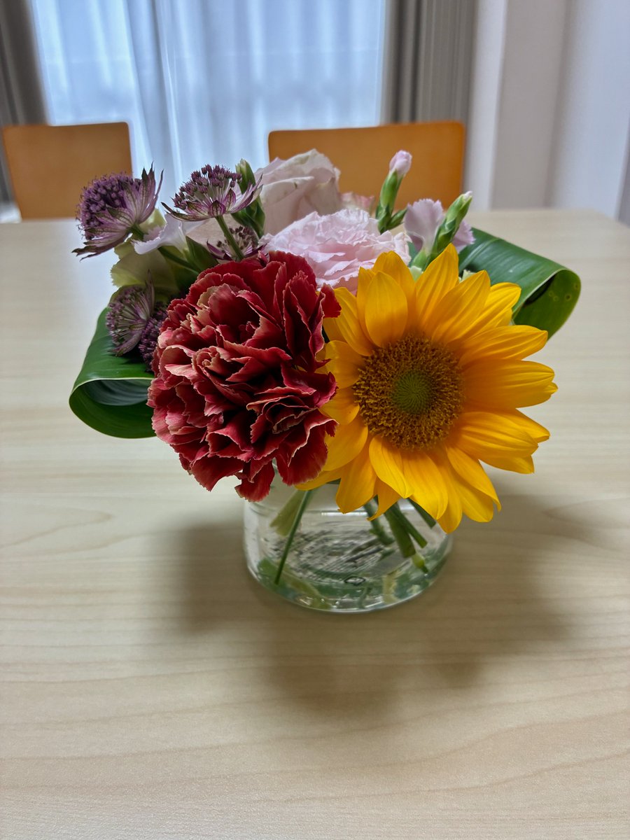 cafskyoto's tweet photo. Cafsきょうと
今週のお花です。
ひまわり系がお花屋さんに並ぶようになりました。

本のブログもアップしています。
喜びでもあり、苦しみでもある—ケアラー支援の視点から読む「ケアの倫理」（20260622）
https://t.co/dfLODts5EU https://t.co/1z0desRqAX