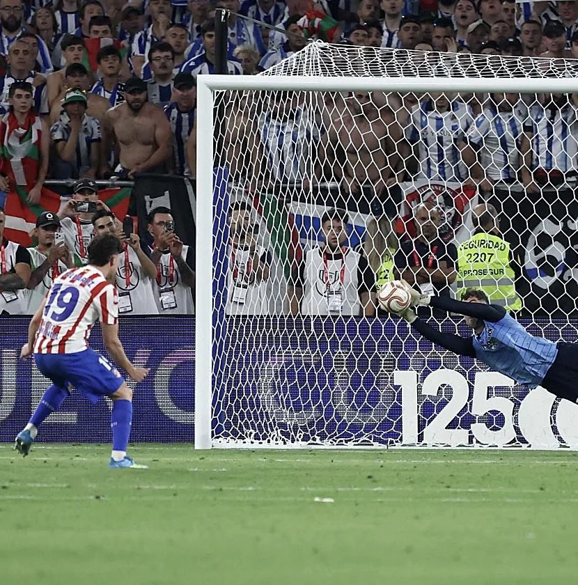 AtletiStream's tweet photo. Dos momentos donde se te va la temporada. Dos momentos donde familias, niños y abuelos soñaban con eliminar a tu eterno rival y, por otro lado, ganar un título copero. 

El desenlace fue de antigrandeza, de no estrella y de ser una incógnita en momentos de peso y decisivos. 

Más lágrimas que alegrías. 
Gracias, Julián.