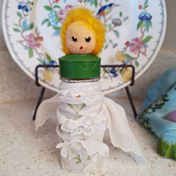 belovedbijou's tweet photo. Today I'm sharing a card from the Apothecary flash cards deck.  We got chamomile, which has SEVERAL health benefits, particularly to the stomach and digestion.  We're featuring our Chamomile Angel Herb Jar available on our website at https://t.co/byHmPJOD9j #herbs #herbalism https://t.co/qN1IRwp2T6