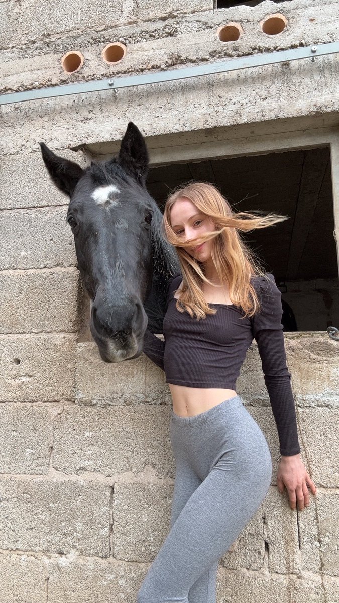 RoseeBrownn_'s tweet photo. Would you date a cow girl? 🤠☺️ https://t.co/0DZcZ3rLKU
