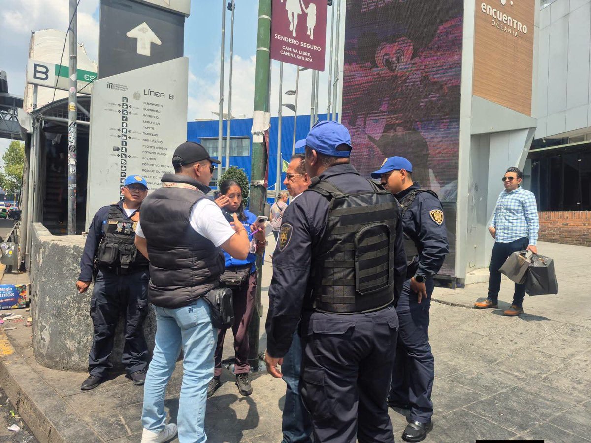 evelyn_parraA's tweet photo. 👊🚔 | Cuando recorremos el territorio, prevenimos problemas antes de que ocurran.
En las inmediaciones de Encuentro Oceanía detectamos a tiempo el intento de establecer una nueva base irregular de transporte público del Estado de México. Actuamos de inmediato y los responsables fueron remitidos ante el Juez Cívico.
Mantener el orden y proteger nuestros espacios públicos es fundamental. 👊🚔