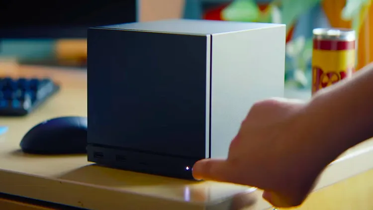 SrLinguicaVIVE's tweet photo. Valve explica o pq da Steam Machine custar US$ 1.049.

Para o The Verge, porta-vozes da empresa disseram que a Valve não tem interesse em subsidiar o custo de sua Steam Machine e vender seu hardware com prejuízo, como fazem outras empresas, já que "isso não está alinhado com nossas crenças sobre como ecossistemas saudáveis ​​são construídos".

"os preços que estamos divulgando hoje refletem a situação atual da indústria manufatureira mundial", diz a Valve, "ou, mais precisamente, refletem o preço dos componentes que adquirimos nos últimos 6 meses".