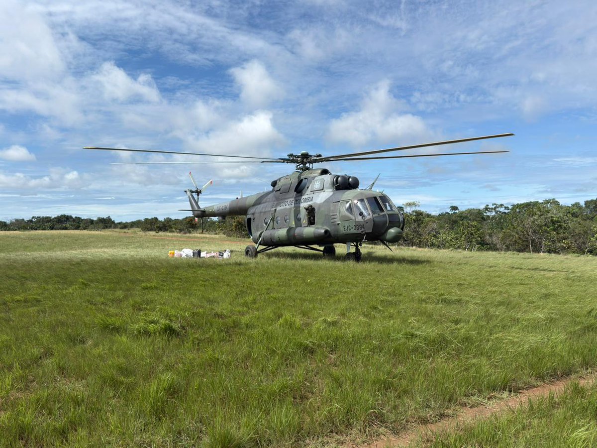 Ejercito_Davaa's tweet photo. El Batallón de Movilidad y Maniobra de Aviación N.º 8 trabaja de manera incansable para brindar apoyo a las tropas de la @Ejercito_Div8 desplegadas en Arauca, mediante el uso estratégico y articulado de su flota de ala rotatoria. El eje central de sus misiones radica en las operaciones de abastecimiento logístico. 

Gracias a la pericia y alistamiento continuo de las tripulaciones, las aeronaves de la Aviación del @COL_EJERCITO logran sortear la complejidad geográfica y los retos que impone el territorio araucano, permitiendo hacer entrega rápida y segura de raciones, municiones, equipos y material de intendencia hacia las bases y zonas más remotas. De esta forma, se asegura que las unidades terrestres mantengan su máximo nivel operacional y poder de combate frente a cualquier desafío.

Con cada vuelo se robustece la presencia del soldados en esta región del país y se ratifica el compromiso indeclinable de la Aviación en la defensa de la soberanía y la protección de las comunidades.

#SiempreATuLado