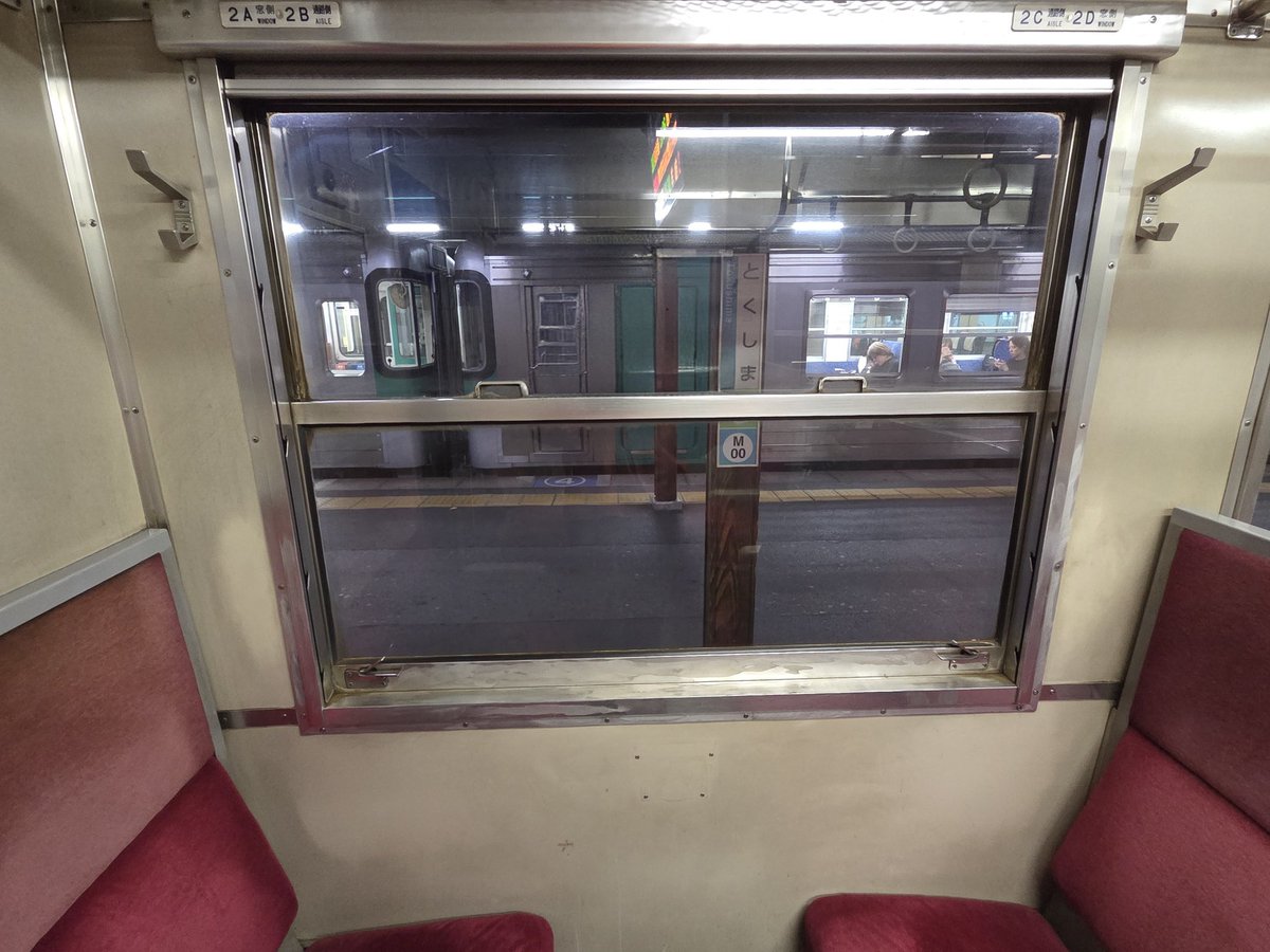 rosa_espresso's tweet photo. 隅っこ好きなので車両の端のボックス席に座り出発
夜の池谷駅を過ぎ鳴門へ
2026.06.15 https://t.co/2yBJIQisfb